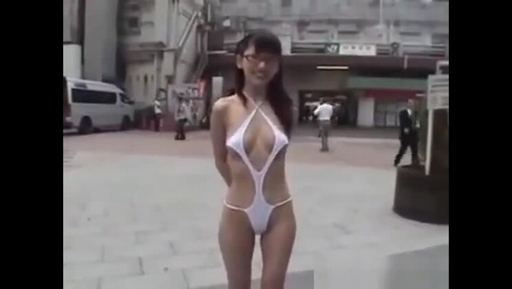 Прогулка полуобнаженным по улицам Токио