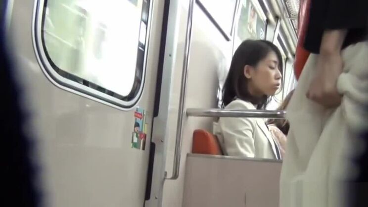 Азиат мочится в туалете типа "приседание".