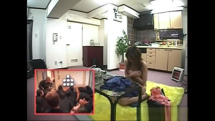 Японская девушка-подросток получила сперму на лицо.