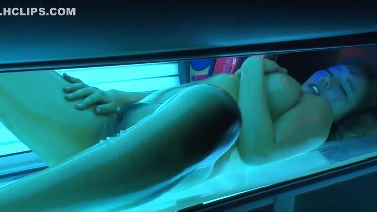 Пышногрудая любительница занимается сексом в хардкорном порношоу.