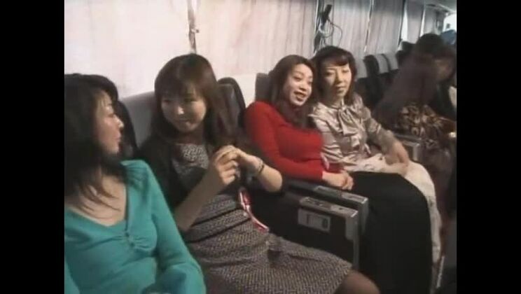 Невероятная японская модель Мики Канзаки, Рири Куда, Чисато Шуда в самой горячей парочке яв клипе