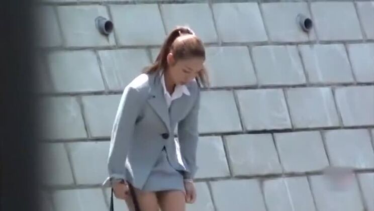 задирание юбки