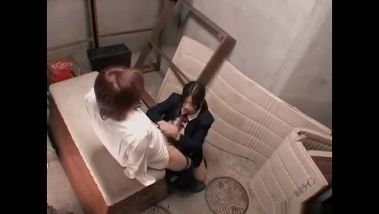 японская школьница делает минет и кончает в рот