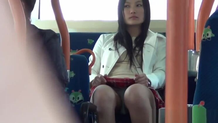 Японская пышнотелая девушка дразнит камеру