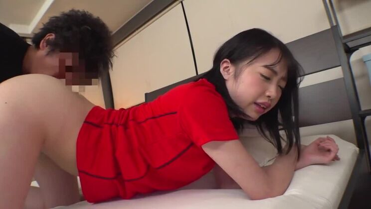 Горячая азиатская красотка с упругой грудью. Любительское XXX видео.