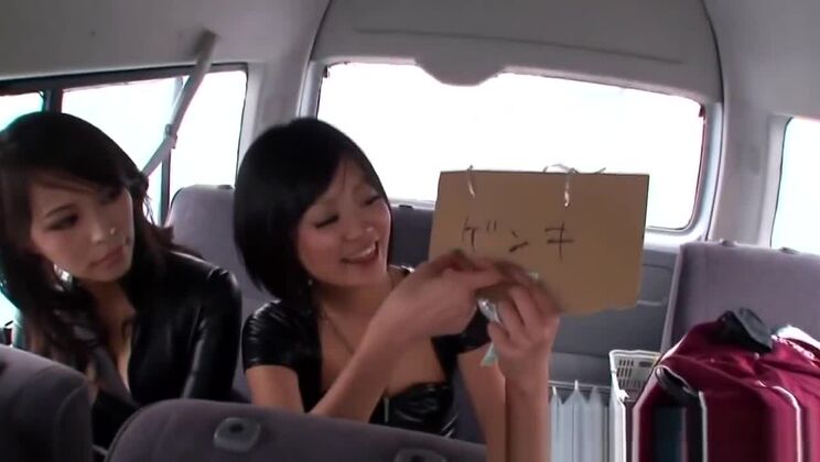 Пышногрудая Кёко Маки занимается групповым сексом верхом на члене.