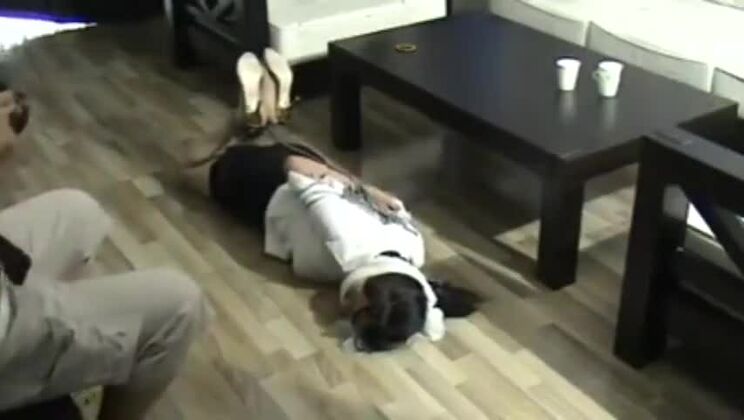 Азиатка, связанная по рукам и ногам