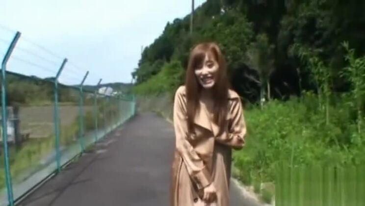 Эпатажная экзотическая Чика Эйро нежно прикасается к своему пещерному образу.