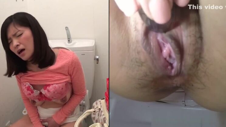 Японская шлюха ласкает вагину