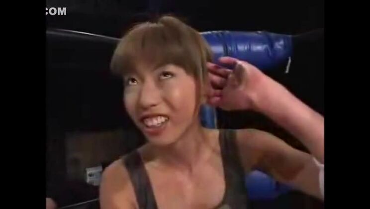 Пелеа между двумя японками, настоящая драка между двумя японскими девушками