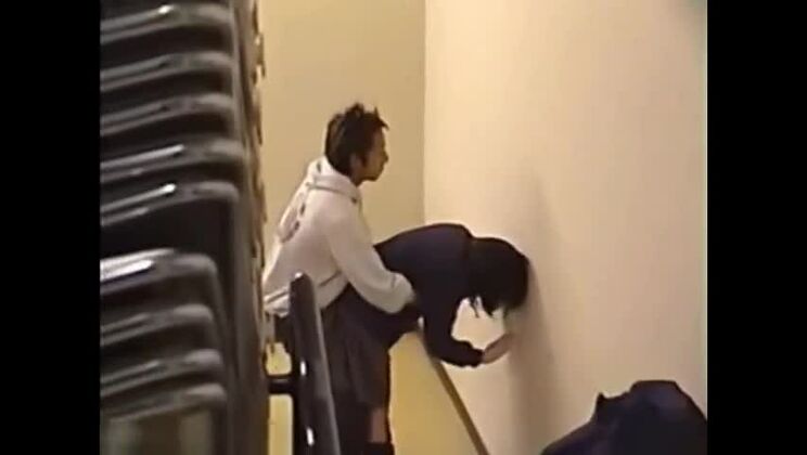 Пары флиртуют внутри здания.