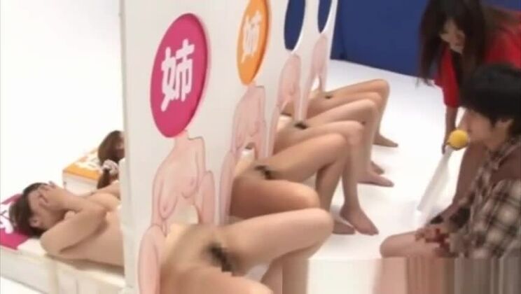 Азиатская красотка получает мощную долбежку и не может насытиться.