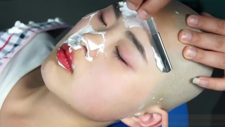 Сексуальная азиатка с лысой головой (2)