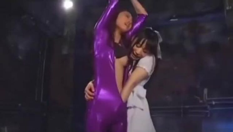 Лесбиянка с завязанными глазами и связанная.