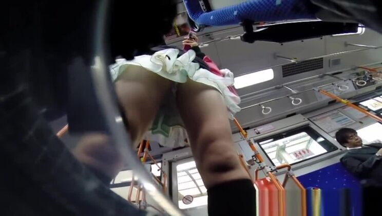 Скрытая камера, азиатский палец в автобусе