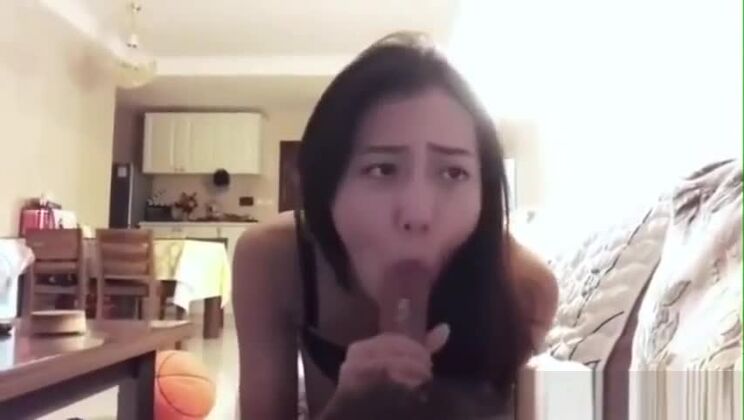 Азиатская девушка делает минет