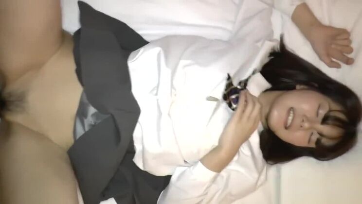 Мы надели свою собственную форму на 18-летнюю девушку.