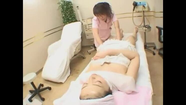 Порнофильм для взрослых. Девушка пытается посмотреть его, чтобы увидеть шоу.