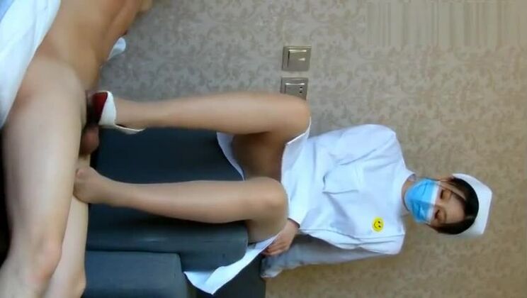 КИТАЙСКИЙ ФУТДЖОБ护士学姐高跟鞋肉丝踩足交 超级爽