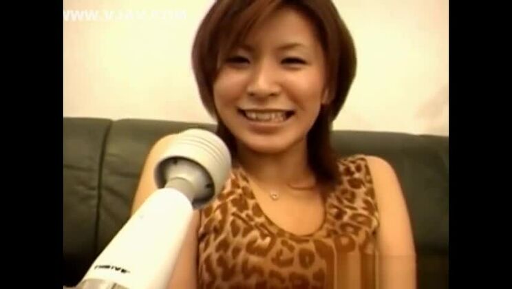 Азиатская соблазнительница получает вибрацию возбужденной вагины