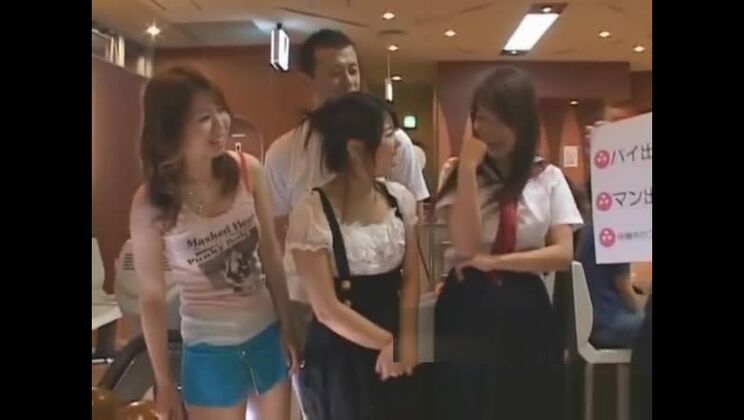 Сексуальные японские девушки раздеваются