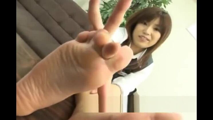 фетиш на ноги - работница банка с большими ногами,