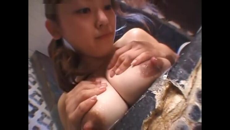 Большие кормящие груди девушки 2. Мыть её огромные молочные груди