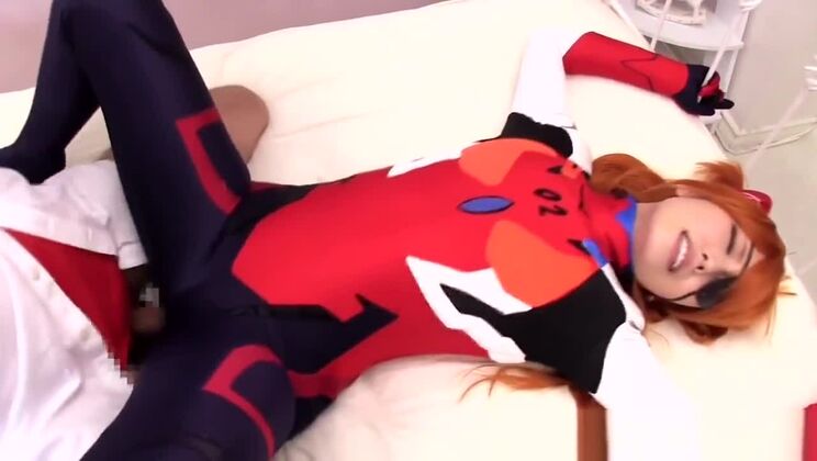 Японская косплейщица-рыжеволосая делает минет перед сексом