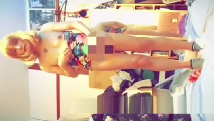 Анна играет в онанизм