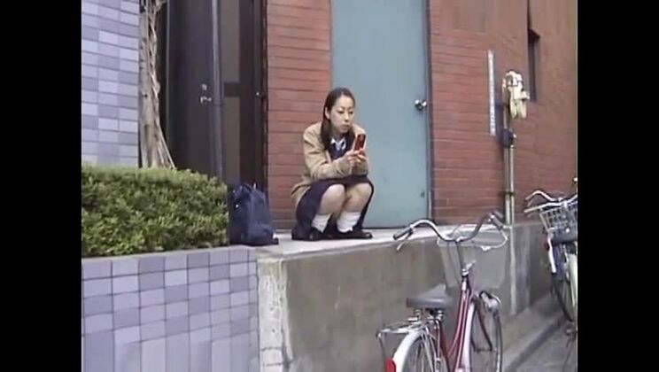 Мания задирать юбки Девушка с лобковыми волосами