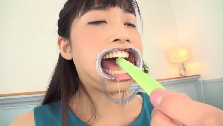 Сумасшедший порнофильм. Брюнетка. Посмотрите, взгляните.