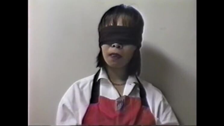 Я думаю, что замужняя женщина облизывает яйцо.