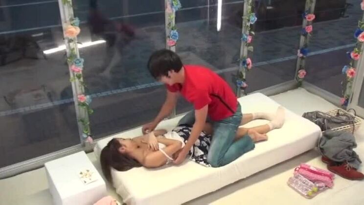 Фантастическая японская проститутка в откровенном японском порнофильме без цензуры.