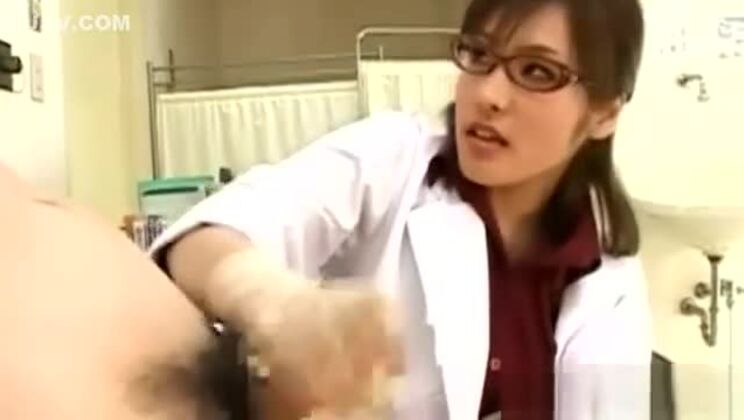 Азиатская медсестра-шлюха мастурбирует пациента