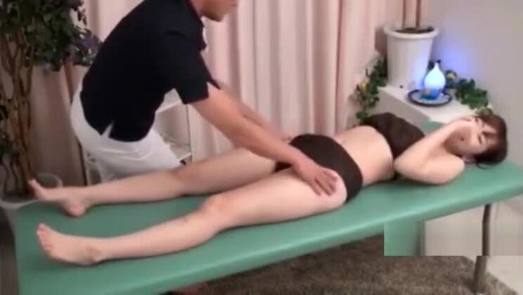 Азиатская японская красотка с волосатой лобковой зоной делает эпиляцию воском.