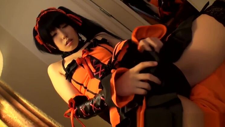 Восточная косплейщица трет игрушку о свою вагину