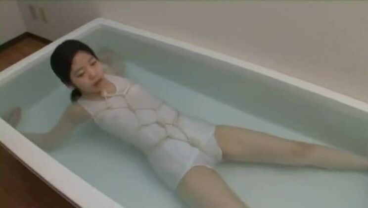 Японская девушка задерживает дыхание