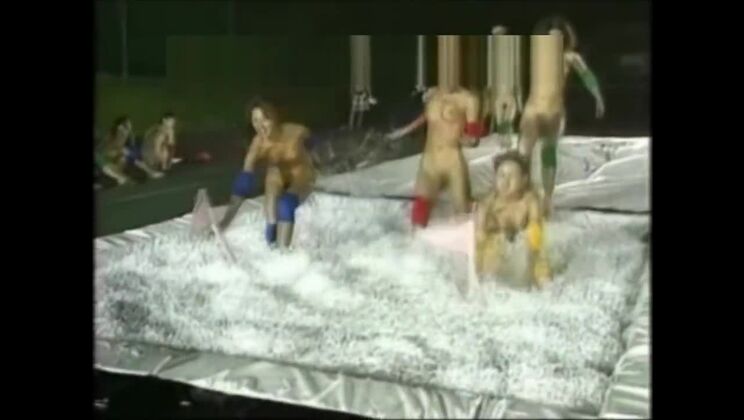 Японская обнаженная девушка. Мини-игра с водой.