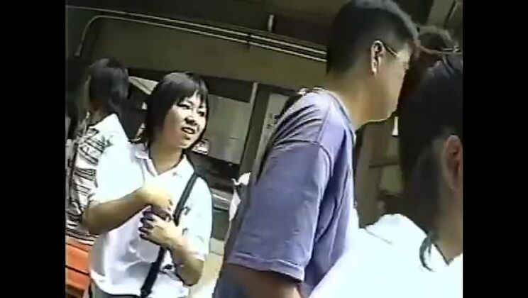 Подборка японских фотографий под юбками с участием неприметных красавиц.