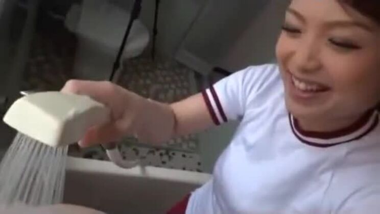 Школьница с пышными формами в учебном платье подверглась сексуальному насилию со стороны мужчины сзади, стоя в ванне.