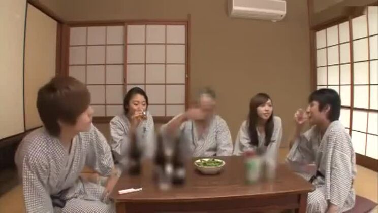 Невероятная японская девушка в потрясающей сцене из японского порно специально для вас.