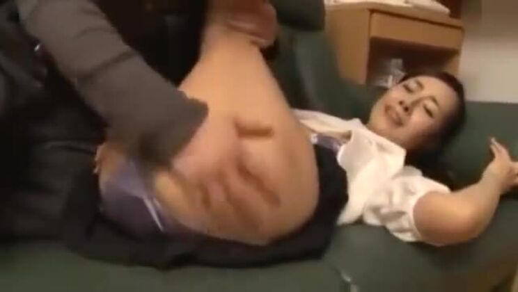 Японская волосатая вагина, ласкающая пальцами