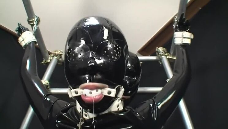 Miraidouga - Игра с использованием железных труб и резиновых чучел для создания тесных связей.