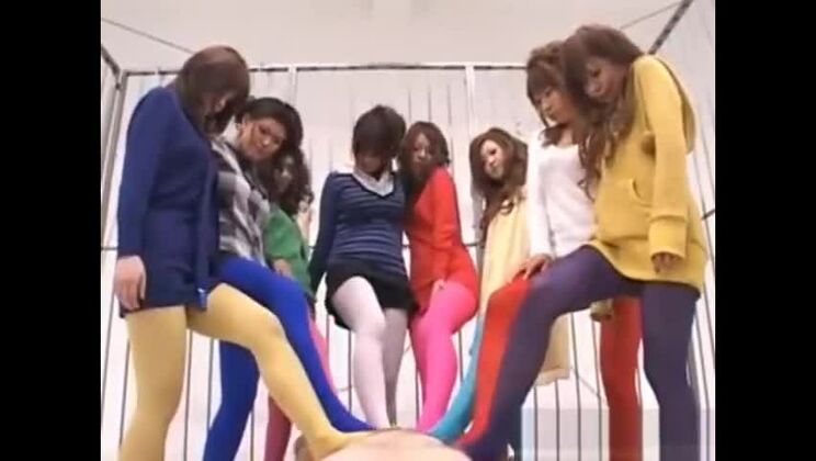 Парень получает горячий минет в групповом сексе, часть 3