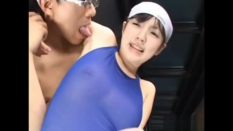 Спермоизвержение доставляет удовольствие милой девушке