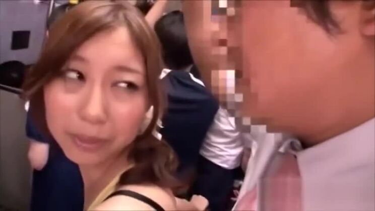 Сексуальные японские девушки делают минет и занимаются сексом в автобусе.