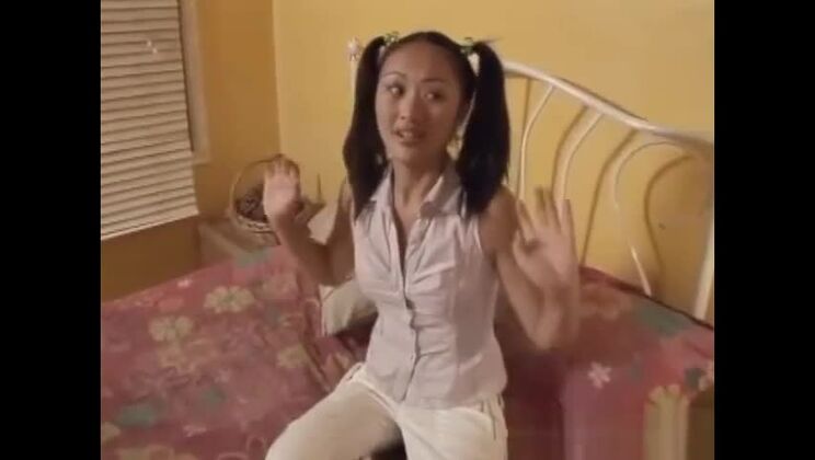 Странная сцена: горячая японская девушка-подросток сосет член мужчины из диких фантазий.