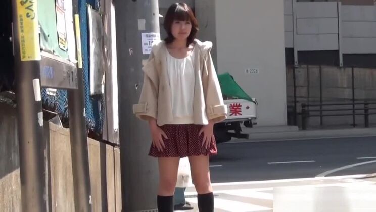 Азиатские подростки демонстрируют нижнее белье