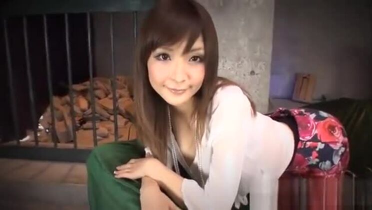 Жеребец трахает толстые губы вагины