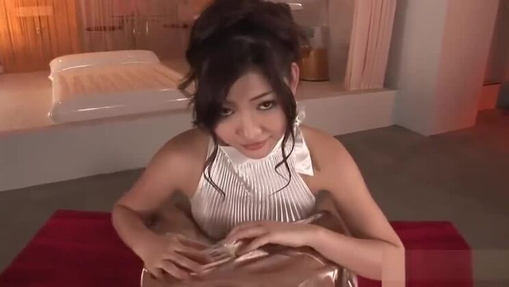 Японская милф доставляет удовольствие минету.